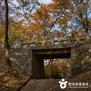 단풍과 어우러져 더욱 운치 있는 산책길 - 한국관광공사