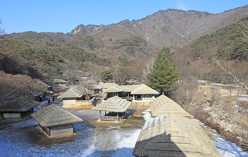 드라마 ‘킹덤’ 속  상주읍성 성루에서 내려다 본 세트장.