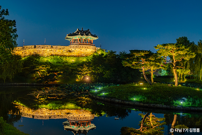 수원화성과 도시의 풍경이 어우러진 야경 © 다님 7기 김정흠