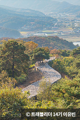 정상까지 오르면 남한강의 굽어진 상하류와 이포보, 이포대교의 장관 ⓒ 트래블리더 14기 이유빈