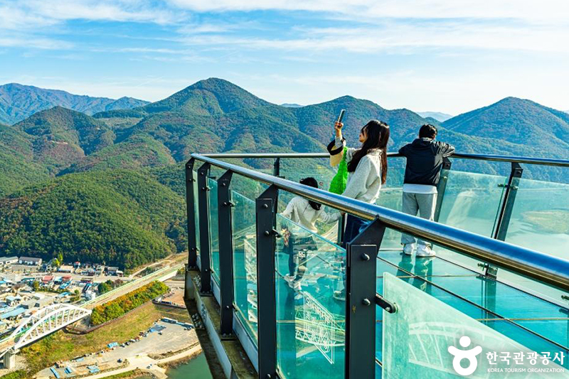 만학천봉 위에 세워진 스카이워크에서 사진 찍는 사람들 © 한국관광공사