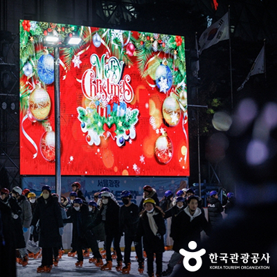 스케이트장 커다란 트리앞 매점과 휴게실 ⓒ 한국관광공사