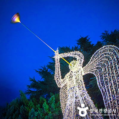 나팔을 불고 있는 천사 조명 ⓒ 한국관광공사