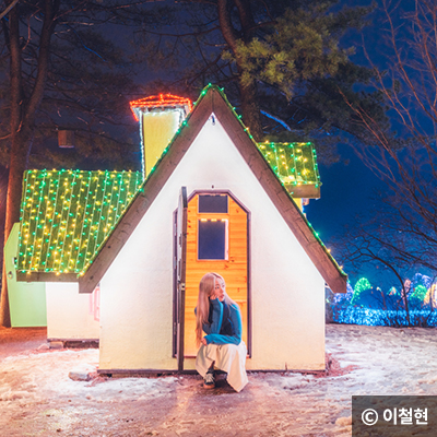 동화같은 작은집 앞에서 사진 ⓒ 이철현