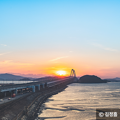 송도와 영종도를 연결하는 이곳에서 붉은 노을 ⓒ 김정흠