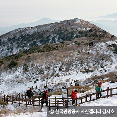 설천보에서 향적봉으로 걸어가는 등산객 ⓒ 여행작가 이철현