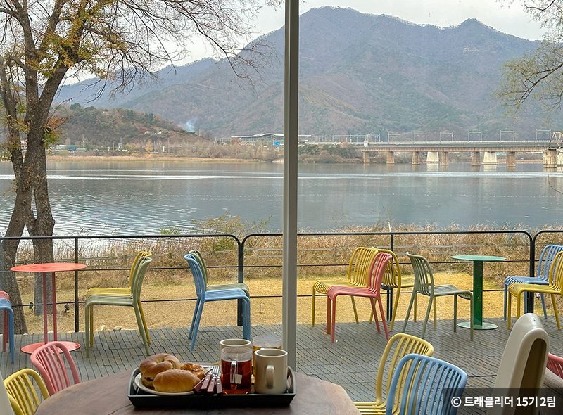 그림정원은 아름답게 펼쳐진 북한강 전경을 바라보며 티타임을 즐길 수 있는 베이커리 카페 ⓒ 트래블리더 15기 2팀
