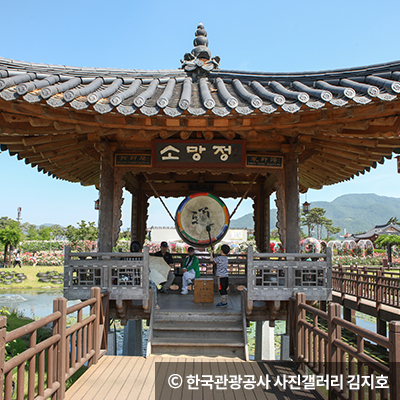 잔잔한 호수와 시원한 분수 그리고 정자 ⓒ 한국관광공사 사진갤러리 김지호