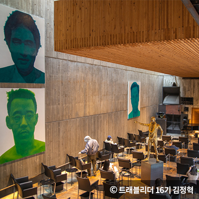 1층에서는 의자에 앉아 황인용 님이 직접 엄선한 클래식 음악을 감상 ⓒ 트래블리더 김정혁