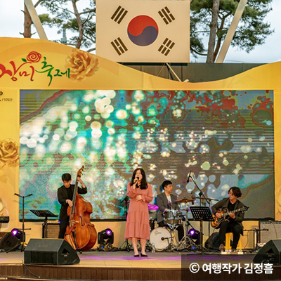 축제 중에는 로즈 왈츠 파티 등 공연 ⓒ 여행작가 김정흠