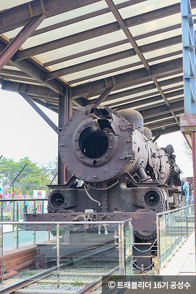철을 전쟁 물자로 사용하지 못하도록 훼손시킨 당시의 흔적이 기차의 몸통 ⓒ 트래블리더 공성수