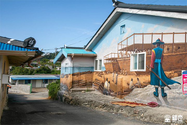 건물마다 벽화 ⓒ 웰촌