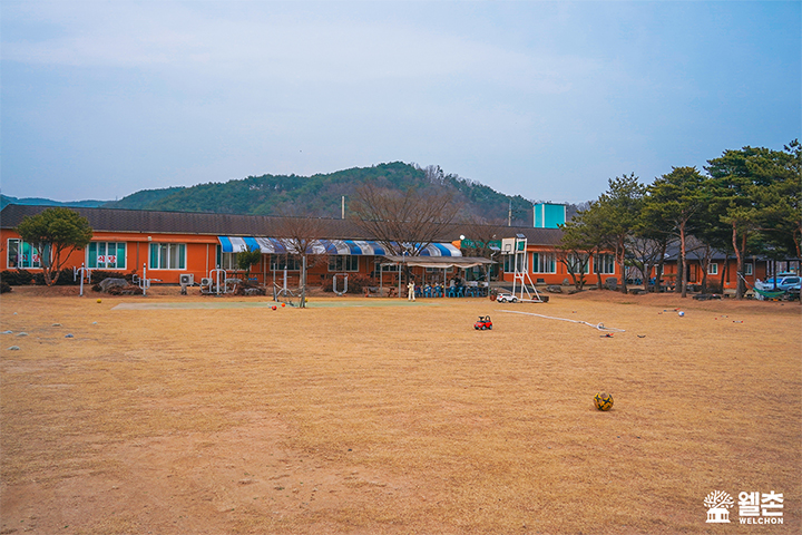 잔디운동장 ⓒ 웰촌