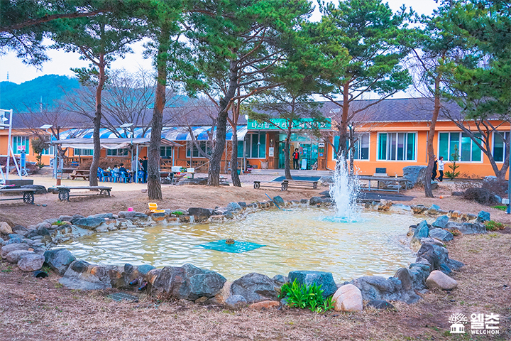 조그만한 연못과 분수 ⓒ 웰촌